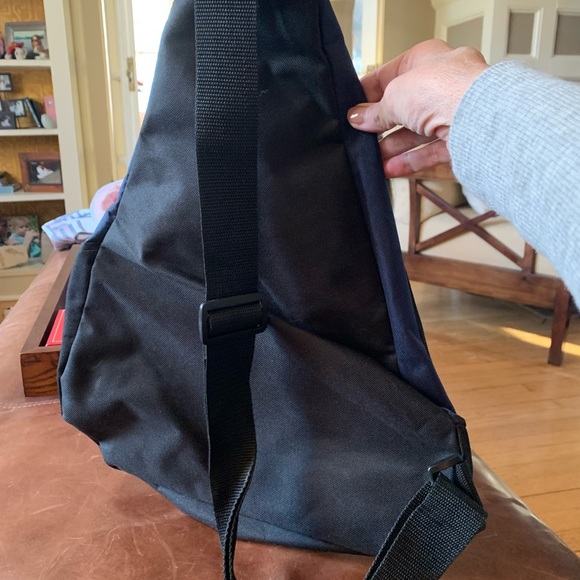 Outer Style shoulder bag. Multiple pockets. NWOT. Great for travel. - Picture 6 of 6